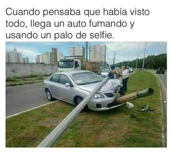 Un auto fumador con un palo de selfie