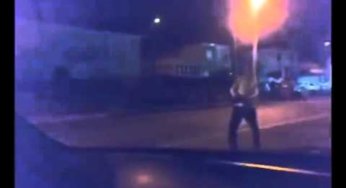 Hombre borracho caminando contra el viento Invisible