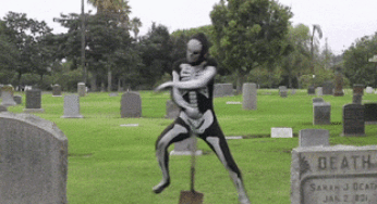 En un cementerio cercano…