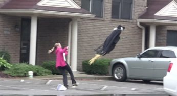 Bruja atacando personas desde el aire