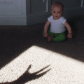 Un bebe descubriendo las sombras