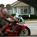Dos hombres en una moto