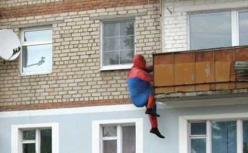 Un enorme cosplay de Spiderman