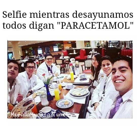 Una selfie entre estudiantes de medicina