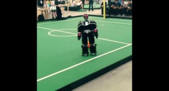 Robot jugando fútbol